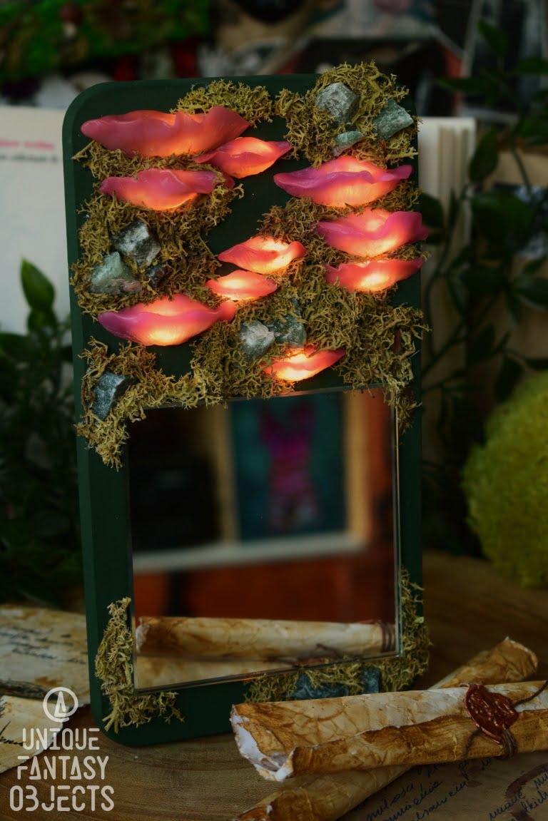Luterko ozdobione świecącymi różowymi grzybkami (Unique Fantasy Objects)