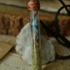 Naszyjnik fiolka z jasno niebieskim grzybem (Unique Fantasy Objects)