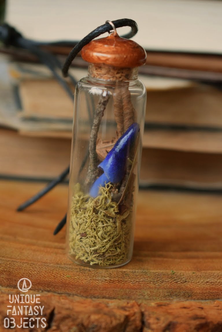 Buteleczka naszyjnik z niebieskimi grzybami (Unique Fantasy Objects)