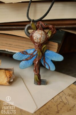 Naszyjnik klucz ze skrzydłami ważki i fossil (Unique Fantasy Objects) (1)