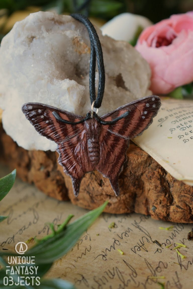 Naszyjnik z rzeźbą brązowego motyla (Unique Fantasy Objects)