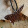 Naszyjnik z rzeźbą brązowego motyla (Unique Fantasy Objects)