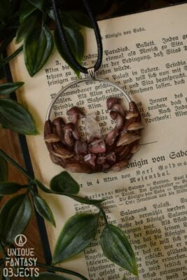 Naszyjnik z grzybkami i kryształami górskimi (Unique Fantasy Objects)