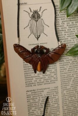 Naszyjnik z chrząszczem majowym i tygrysim okiem (Unique Fantasy Objects)