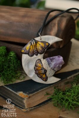 Naszyjnik z ćmą, księżycem i ametystem (Unique Fantasy Objects)