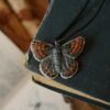 Naszyjnik z rzeźbą motyla czerwończyk uroczek (Unique Fantasy Objects)