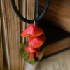 Naszyjnik z czerwonymi grzybami i kwarcem różowym (Unique Fantasy Objects)
