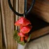 Naszyjnik z czerwonymi grzybami i kwarcem różowym (Unique Fantasy Objects)
