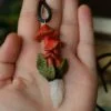 Naszyjnik z czerwonymi grzybami i kwarcem różowym (Unique Fantasy Objects)