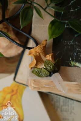 Naszyjnik z kurkami i kryształem górskim (Unique Fantasy Objects)