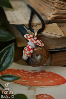 Naszyjnik z muchomorem i amonitem (Unique Fantasy Objects)
