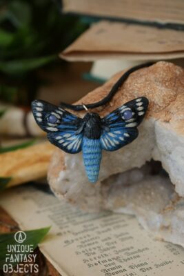 Naszyjnik z niebieską ćmą i opalitem (Unique Fantasy Objects) (1)