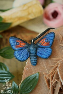 Naszyjnik z niebieskim motylem i lapis lazuli (Unique Fantasy Objects)