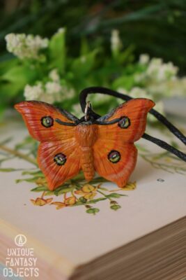 Naszyjnik z rzeźbą pomarańczowej ćmy (Unique Fantasy Objects)
