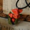 Naszyjnik z pomarańczowymi grzybami i kryształem górskim (Unique Fantasy Objects)