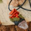 Naszyjnik z pomarańczowymi grzybami i kryształem górskim (Unique Fantasy Objects)