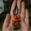 Naszyjnik z pomarańczowymi grzybami i kryształem górskim (Unique Fantasy Objects)