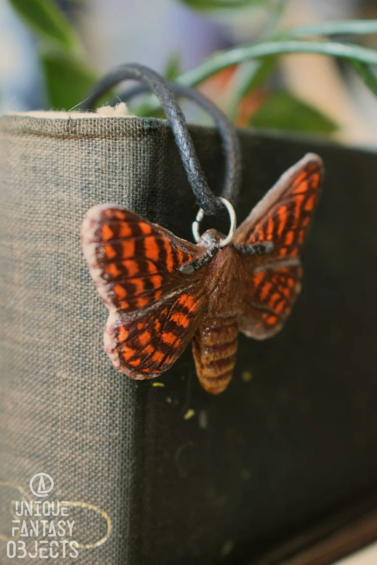 Naszyjnik z rzeźbą motyla przeplatka atalia (Unique Fantasy Objects)