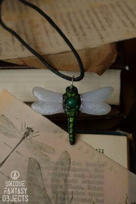 Wisiorek ozdobiony ważką i jadeitem (Unique Fantasy Objects)