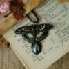 Naszyjnik z zielonym motylem i hematytem (Unique Fantasy Objects)