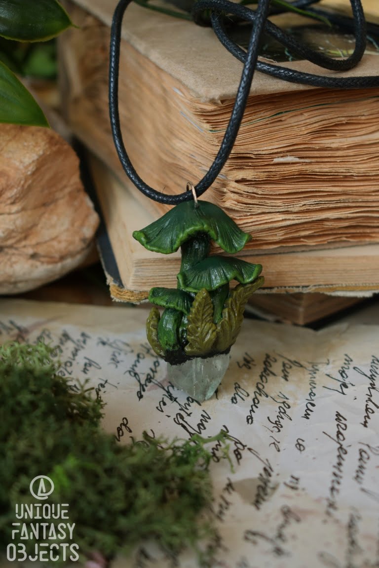 Naszyjnik z zielonymi grzybami i awenturymem (Unique Fantasy Objects)