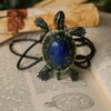 Naszyjnik z żółwiem czerwonolicym i lapisem lazuli (Unique Fantasy Objects)