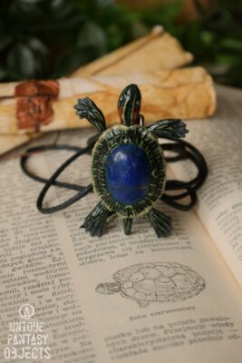 Naszyjnik z żółwiem czerwonolicym i lapisem lazuli (Unique Fantasy Objects)