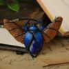 Naszyjnik z żukiem wiosennym i lapisem lazuli (Unique Fantasy Objects)