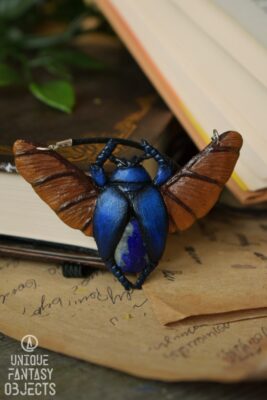 Naszyjnik z żukiem wiosennym i lapisem lazuli (Unique Fantasy Objects)