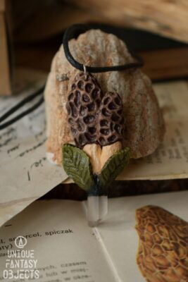 Naszyjnik ze smardzami i kryształem górskim (Unique Fantasy Objects)