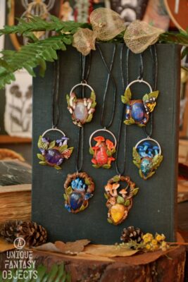 Naszyjniki z kamieniami (Unique Fantasy Objects)