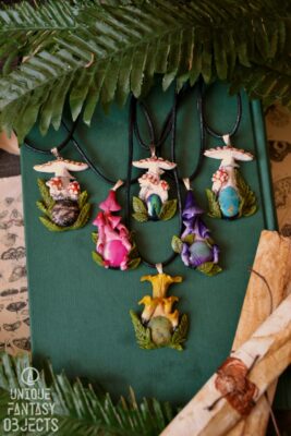 Naszyjniki z kolorowymi kamieniami (Unique Fantasy Objects)