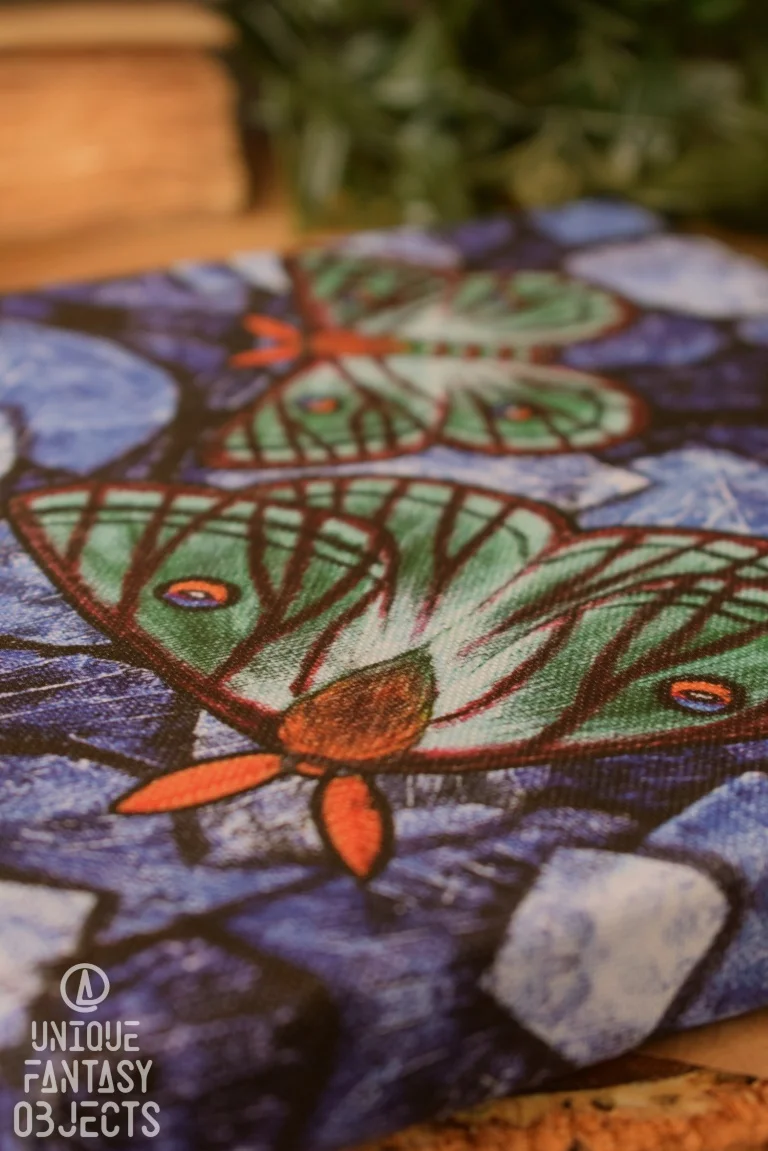 Obraz z ćmami i niebieskimi liśćmi (Unique Fantasy Objects)