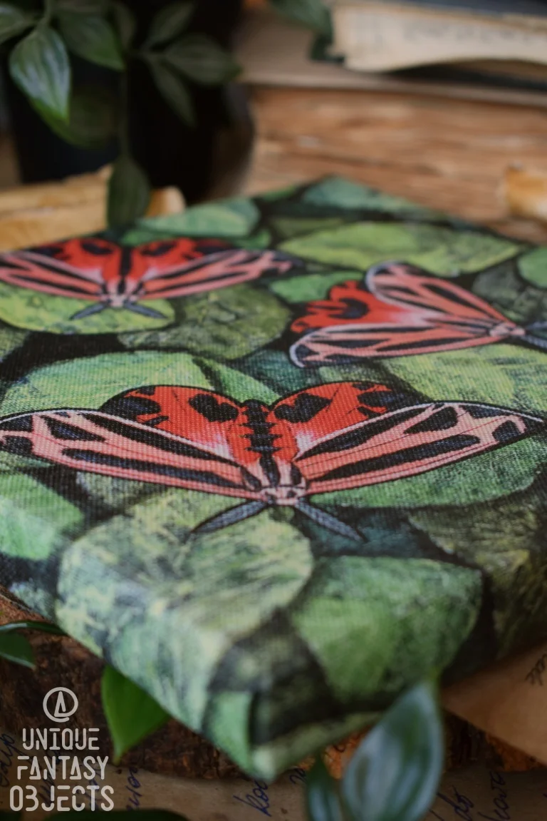 Obraz z ćmami i zielonymi liśćmi (Unique Fantasy Objects)