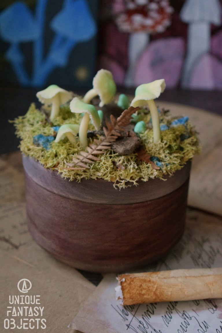 Pudełko ozdobione święcącymi w ciemności grzybami (Unique Fantasy Objects)