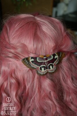 Spinka do włosów z bordową ćmą (Unique Fantasy Objects) (5)