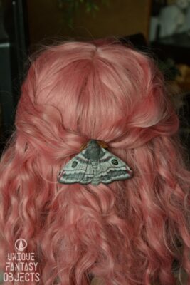 Spinka do włosów z szarą ćmą (Unique Fantasy Objects)