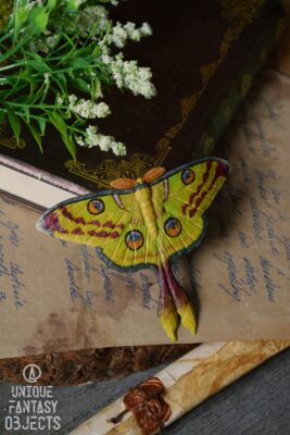 Spinka do włosów z zieloną ćmą (Unique Fantasy Objects) (1)