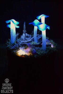 Drewniane pudełko ze świecącymi niebieskimi grzybami (Unique Fantasy Objects)