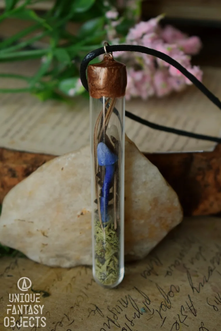 Naszyjnik fiolka z niebieskim grzybem (Unique Fantasy Objects)