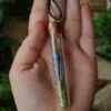 Naszyjnik fiolka z niebieskim grzybem (Unique Fantasy Objects)