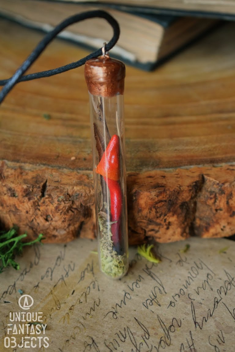 Naszyjnik fiolka z czerwonym grzybem (Unique Fantasy Objects)