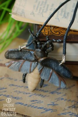Naszyjnik ze świecącym w ciemności świetlikiem (Unique Fantasy Objects)