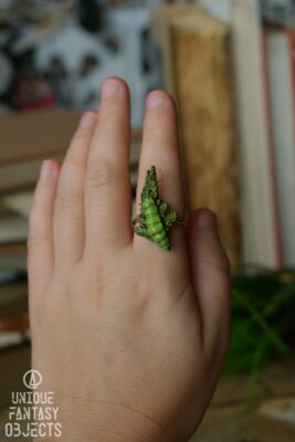 Regulowany pierścionek z gąsienicą na liściu (Unique Fantasy Objects)