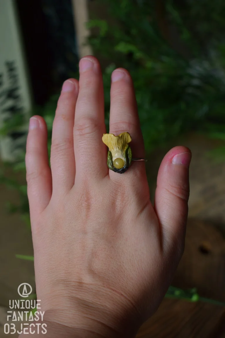 Regulowany pierścionek z kurkami i jadeitem (Unique Fantasy Objects)