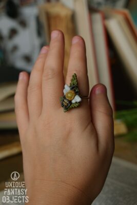 Regulowany pierścionek z pszczołą i jadeitem (Unique Fantasy Objects)