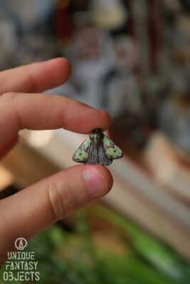 Mała przypinka z rzeźbą krzyżówki malachitówki (Unique Fantasy Objects)