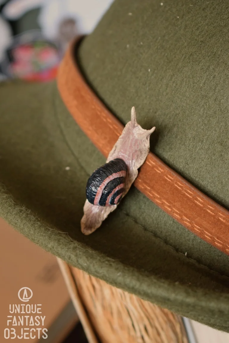 Przypinka z rzeźbą brązowego wstężyka gajowego (Unique Fantasy Objects)