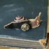 Przypinka z rzeźbą brązowego wstężyka gajowego (Unique Fantasy Objects)