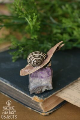 Przypinka z rzeźbą białego wstężyka gajowego (Unique Fantasy Objects)